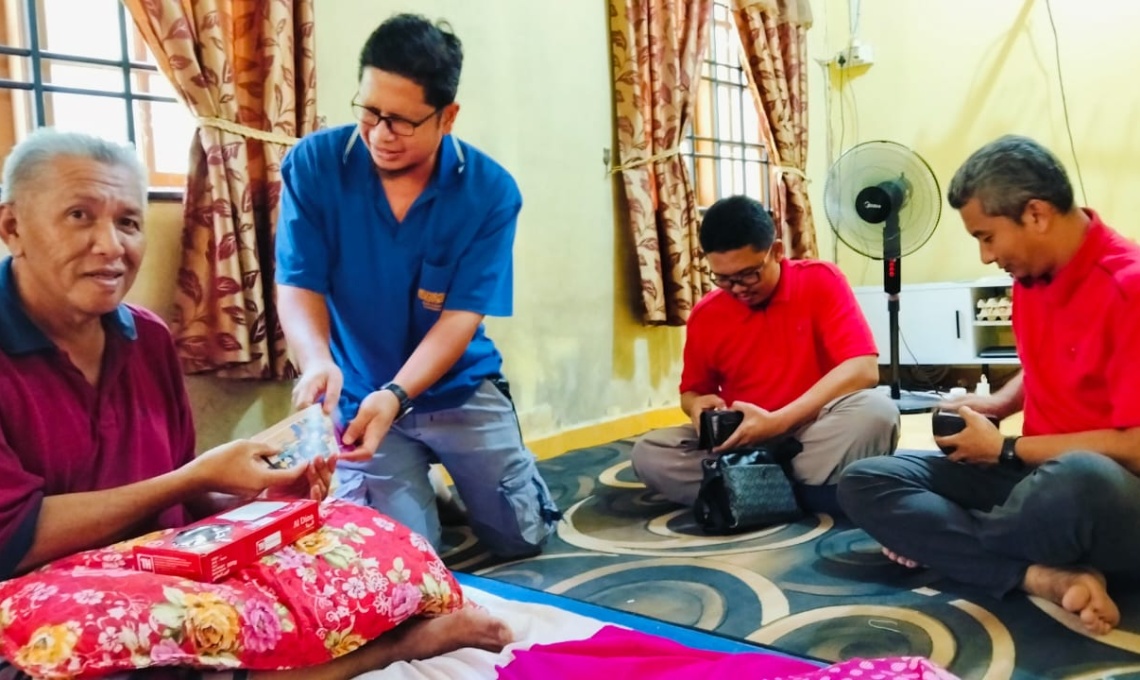 Wakil Staf KTD Ziarahi En. Hussin, Pemandu Bas KTD yang Uzur