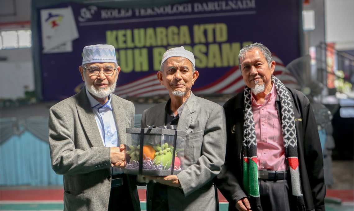 YBrs Prof Emeritus Dato’ Dr Johari Bin Mat, merupakan Pengarah Institut Pemikiran Tok Guru (IPTG) bersama Pengurus Kanan KTD
